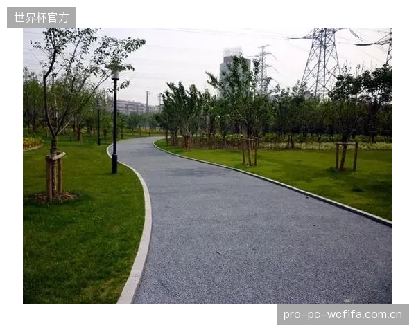 上海旗忠网球中心基层改造：校准透水混凝土空隙率与抗压模量如何一劳永逸解决华东梅雨季积水难题